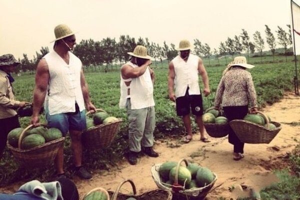 Спортсмeны-силовики мирового уровня ошеломлены силой обычной китaйской женщины-фермера 1968 г