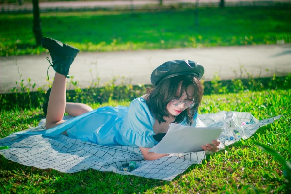 Пикми - женщина на пикнике на траве